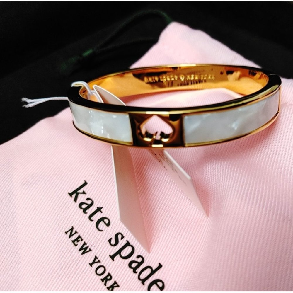 KATE SPADE BANGLE WITH SPADE CUTOUT & PEARL EFFECT DESIGN - Picture 4 of 5